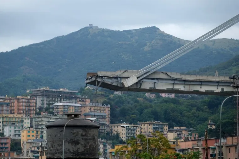 APOKALIPTIČNI PRIZORI U GENOVI: Urušio se most, poginulo najmanje 22 ljudi, traje akcija spašavanja