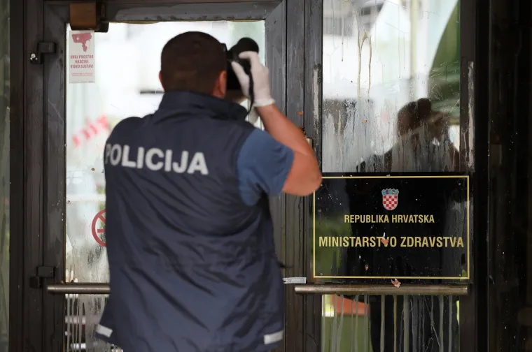 Nezadovoljni građani danas su izgađali Ministarstvo zdravstva jajima nakon smrti nesretnog mladića iz Zapre&scaron;ića. Akciju je organizirala stranka Slobodna Hrvatska.