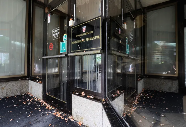 KUJUNDŽIĆEVO MINISTARSTVO ZASULI JAJIMA: 'Koliko vrijedi jedan život u Hrvatskoj?'