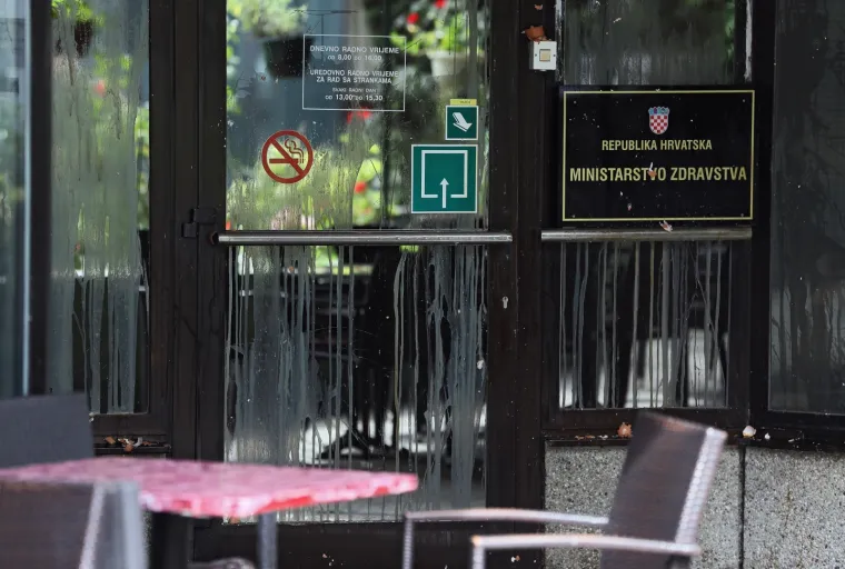 KUJUNDŽIĆEVO MINISTARSTVO ZASULI JAJIMA: 'Koliko vrijedi jedan život u Hrvatskoj?'