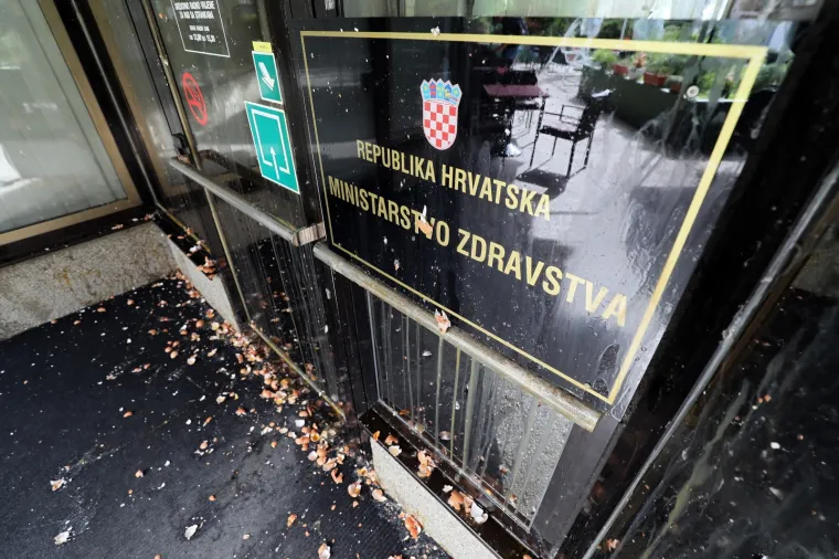 KUJUNDŽIĆEVO MINISTARSTVO ZASULI JAJIMA: 'Koliko vrijedi jedan život u Hrvatskoj?'