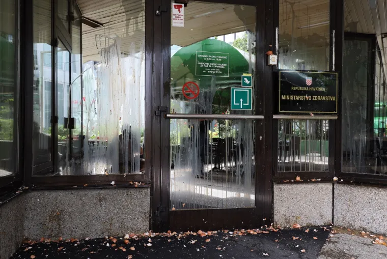 KUJUNDŽIĆEVO MINISTARSTVO ZASULI JAJIMA: 'Koliko vrijedi jedan život u Hrvatskoj?'