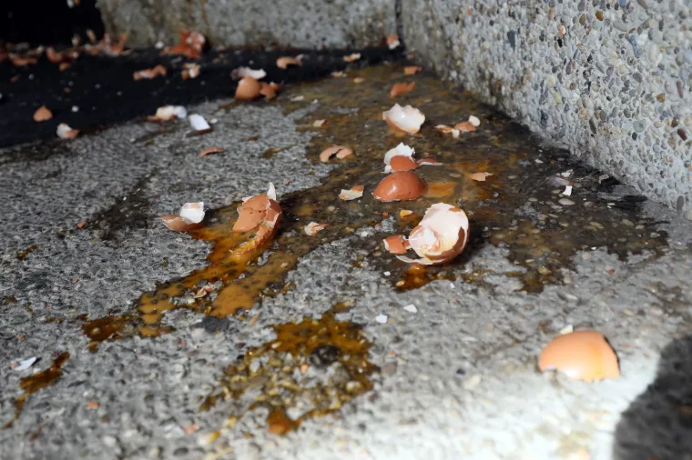 KUJUNDŽIĆEVO MINISTARSTVO ZASULI JAJIMA: 'Koliko vrijedi jedan život u Hrvatskoj?'