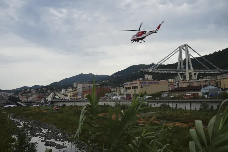 Nakon urušavanja vijadukta u Genovi spasilačke službe i dalje su u potrazi za preživjelima i tijelima stradalih, a prema posljednjim informacijama koje je objavila agencija ANSA u nesreći je poginulo najmanje 35 osoba.