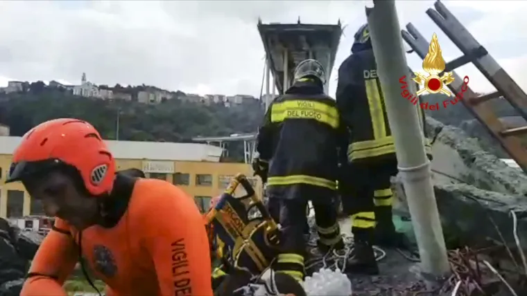 Nakon urušavanja vijadukta u Genovi spasilačke službe i dalje su u potrazi za preživjelima i tijelima stradalih, a prema posljednjim informacijama koje je objavila agencija ANSA u nesreći je poginulo najmanje 35 osoba.