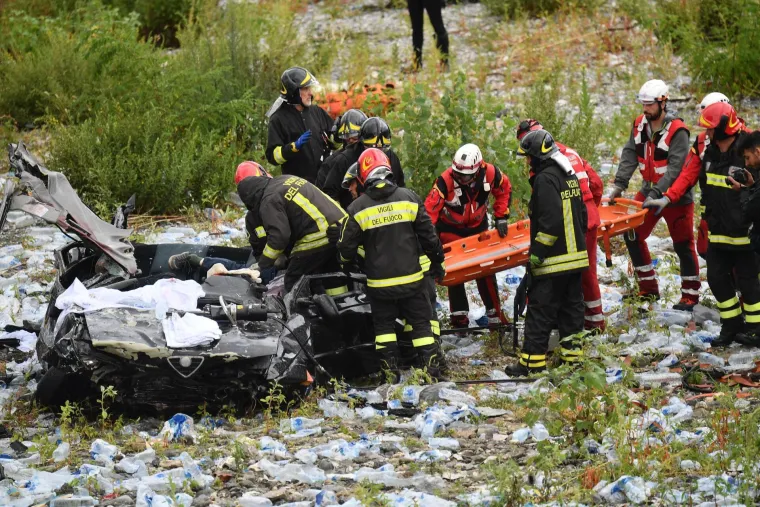 Nakon urušavanja vijadukta u Genovi spasilačke službe i dalje su u potrazi za preživjelima i tijelima stradalih, a prema posljednjim informacijama koje je objavila agencija ANSA u nesreći je poginulo najmanje 35 osoba.