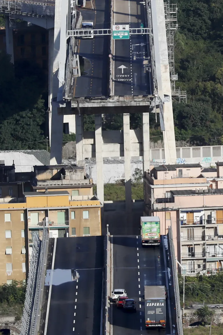 Nakon urušavanja vijadukta u Genovi spasilačke službe i dalje su u potrazi za preživjelima i tijelima stradalih, a prema posljednjim informacijama koje je objavila agencija ANSA u nesreći je poginulo najmanje 35 osoba.