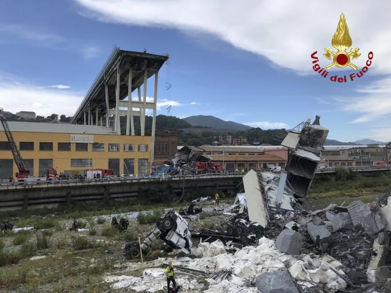 Nakon urušavanja vijadukta u Genovi spasilačke službe i dalje su u potrazi za preživjelima i tijelima stradalih, a prema posljednjim informacijama koje je objavila agencija ANSA u nesreći je poginulo najmanje 35 osoba.