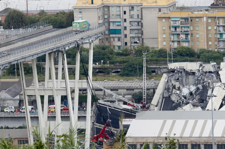 Nakon urušavanja vijadukta u Genovi spasilačke službe i dalje su u potrazi za preživjelima i tijelima stradalih, a prema posljednjim informacijama koje je objavila agencija ANSA u nesreći je poginulo najmanje 35 osoba.
