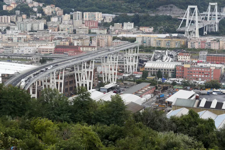 Nakon urušavanja vijadukta u Genovi spasilačke službe i dalje su u potrazi za preživjelima i tijelima stradalih, a prema posljednjim informacijama koje je objavila agencija ANSA u nesreći je poginulo najmanje 35 osoba.