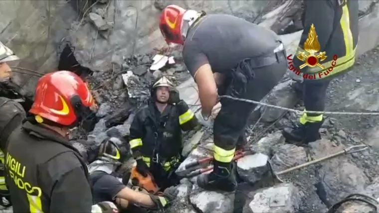 Nakon urušavanja vijadukta u Genovi spasilačke službe i dalje su u potrazi za preživjelima i tijelima stradalih, a prema posljednjim informacijama koje je objavila agencija ANSA u nesreći je poginulo najmanje 35 osoba.