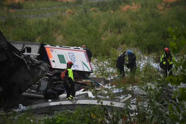 Nakon uru&scaron;avanja vijadukta u Genovi spasilačke službe i dalje su u potrazi za preživjelima i tijelima stradalih, a prema posljednjim informacijama koje je objavila agencija ANSA u nesreći je poginulo najmanje 35 osoba.