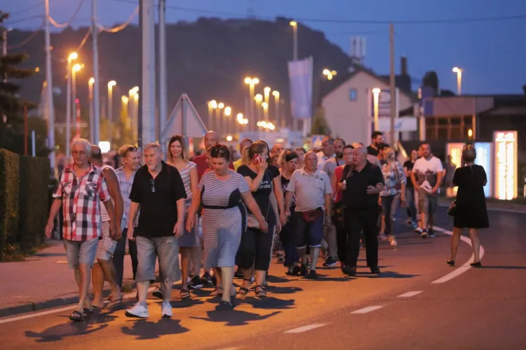 GRAĐANI ZAPREŠIĆA IZAŠLI NA ULICE: Zbog smrti mladića, palili lampaše pred gradskim poglavarstvom