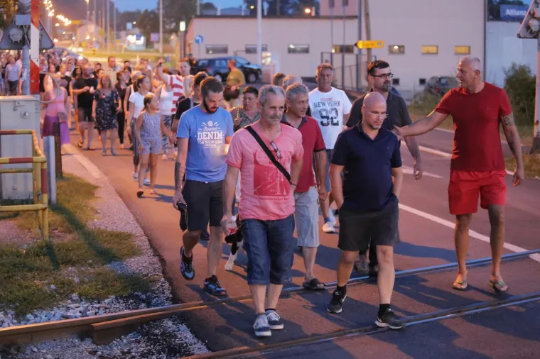 GRAĐANI ZAPREŠIĆA IZAŠLI NA ULICE: Zbog smrti mladića, palili lampaše pred gradskim poglavarstvom