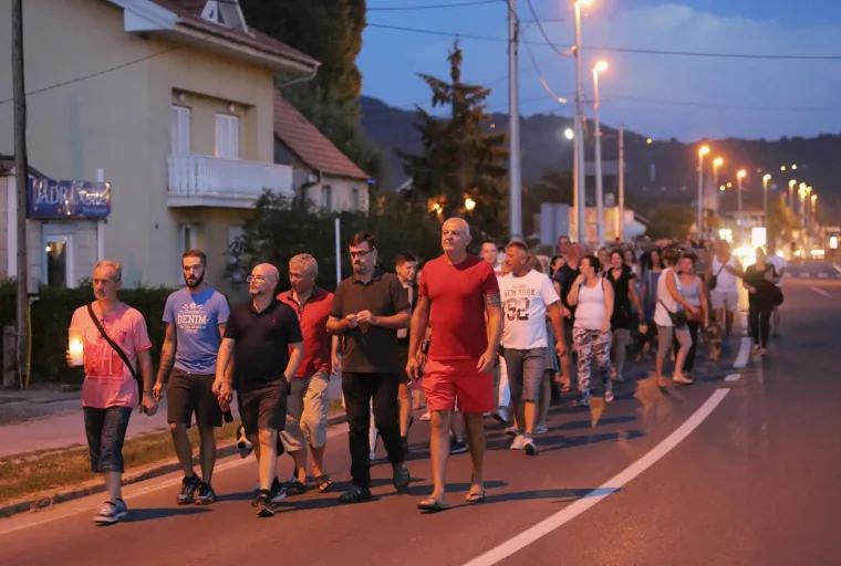 GRAĐANI ZAPREŠIĆA IZAŠLI NA ULICE: Zbog smrti mladića, palili lampaše pred gradskim poglavarstvom