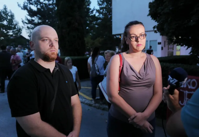 GRAĐANI ZAPREŠIĆA IZAŠLI NA ULICE: Zbog smrti mladića, palili lampaše pred gradskim poglavarstvom