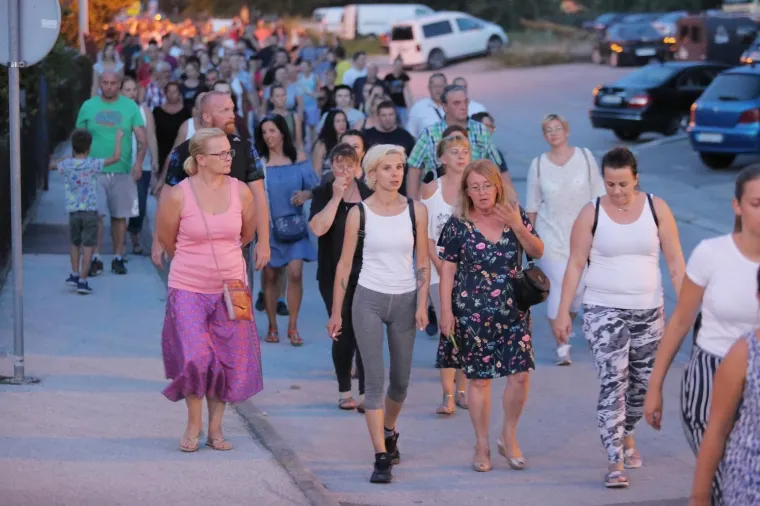 GRAĐANI ZAPREŠIĆA IZAŠLI NA ULICE: Zbog smrti mladića, palili lampaše pred gradskim poglavarstvom
