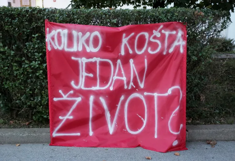 GRAĐANI ZAPREŠIĆA IZAŠLI NA ULICE: Zbog smrti mladića, palili lampaše pred gradskim poglavarstvom