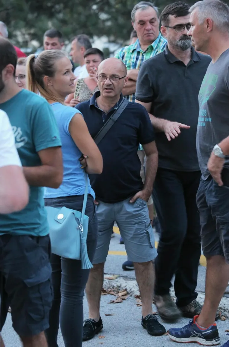 GRAĐANI ZAPREŠIĆA IZAŠLI NA ULICE: Zbog smrti mladića, palili lampaše pred gradskim poglavarstvom