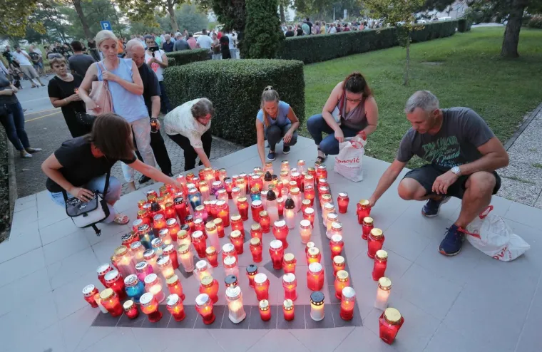 GRAĐANI ZAPREŠIĆA IZAŠLI NA ULICE: Zbog smrti mladića, palili lampaše pred gradskim poglavarstvom