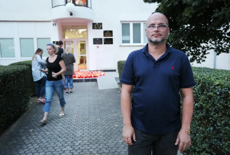 GRAĐANI ZAPREŠIĆA IZAŠLI NA ULICE: Zbog smrti mladića, palili lampaše pred gradskim poglavarstvom