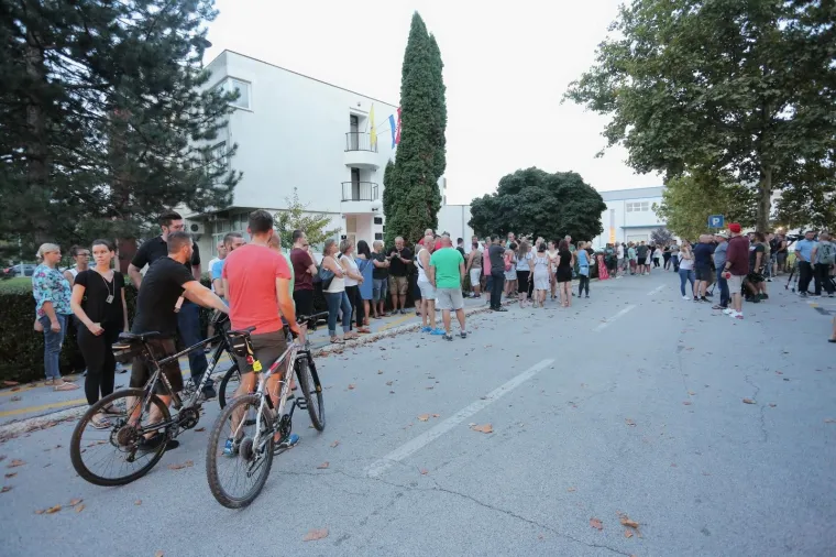 GRAĐANI ZAPREŠIĆA IZAŠLI NA ULICE: Zbog smrti mladića, palili lampaše pred gradskim poglavarstvom