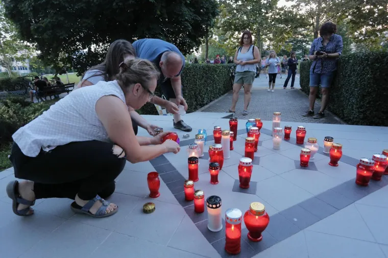 GRAĐANI ZAPREŠIĆA IZAŠLI NA ULICE: Zbog smrti mladića, palili lampaše pred gradskim poglavarstvom