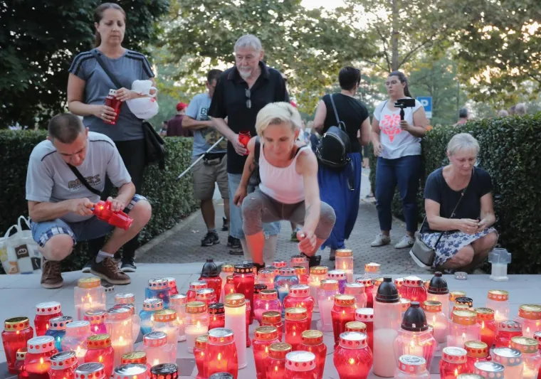 Ispred gradskog poglavarstva održan je Prosvjed stanovnika Zaprešića zbog mladića Mattea koji je preminuo jučer jer u automobilu hitne pomoći koji mu je pritekao u pomoč nije bilo liječnika