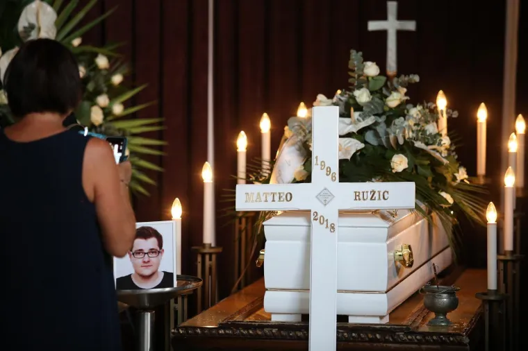 POKOPAN JE MATTEO RUŽIĆ: Mladića koji je tragično preminuo na ulici u Zaprešiću ispratili su bijelim ružama