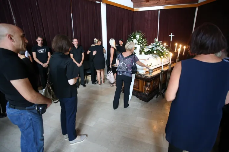 POKOPAN JE MATTEO RUŽIĆ: Mladića koji je tragično preminuo na ulici u Zaprešiću ispratili su bijelim ružama