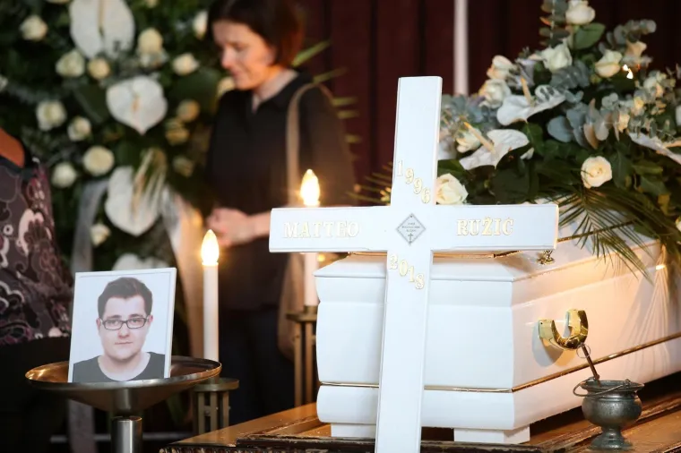POKOPAN JE MATTEO RUŽIĆ: Mladića koji je tragično preminuo na ulici u Zaprešiću ispratili su bijelim ružama