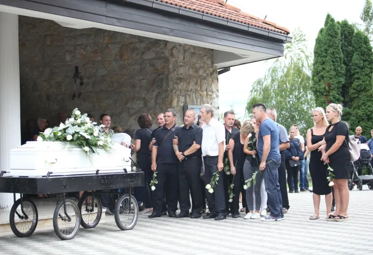 POKOPAN JE MATTEO RUŽIĆ: Mladića koji je tragično preminuo na ulici u Zaprešiću ispratili su bijelim ružama