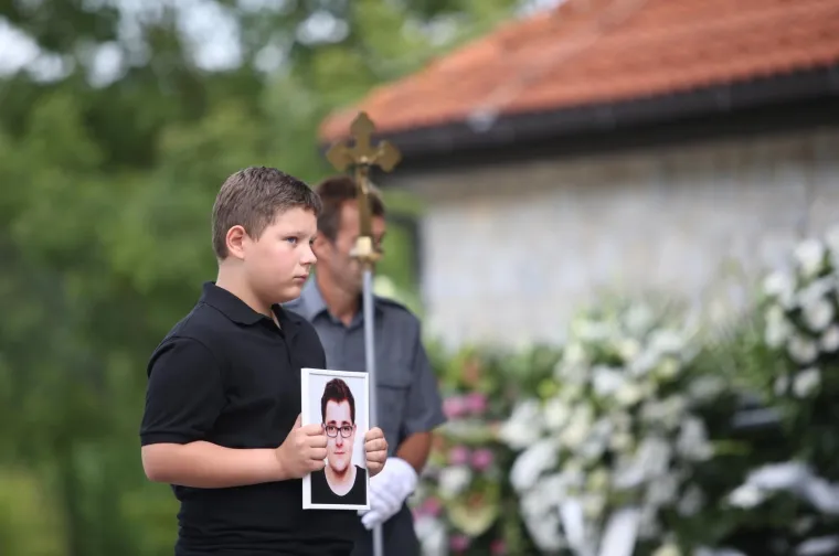 POKOPAN JE MATTEO RUŽIĆ: Mladića koji je tragično preminuo na ulici u Zaprešiću ispratili su bijelim ružama
