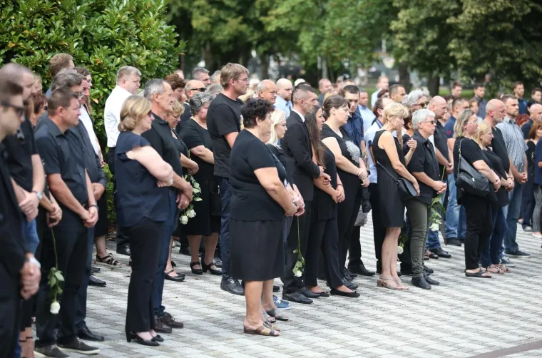 POKOPAN JE MATTEO RUŽIĆ: Mladića koji je tragično preminuo na ulici u Zaprešiću ispratili su bijelim ružama