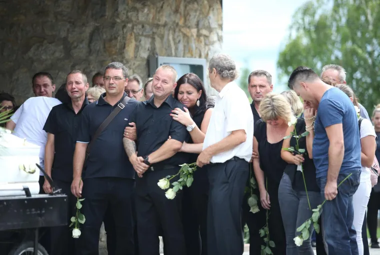 POKOPAN JE MATTEO RUŽIĆ: Mladića koji je tragično preminuo na ulici u Zaprešiću ispratili su bijelim ružama