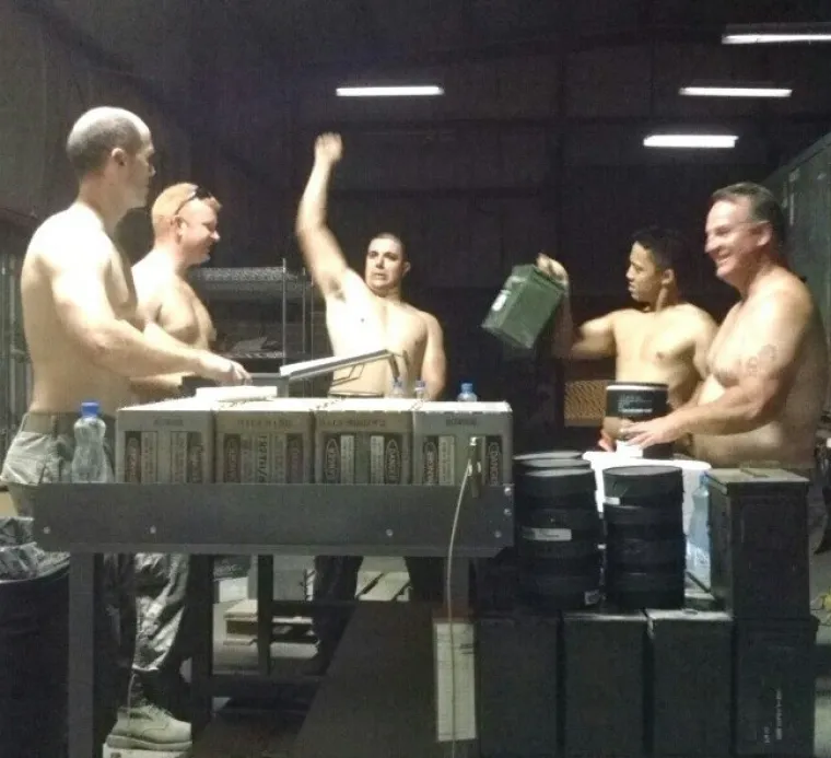 KAKO SE ZABAVLJA U VOJSCI: Red seksepilnih časnica, red ludih i razuzdanih tuluma