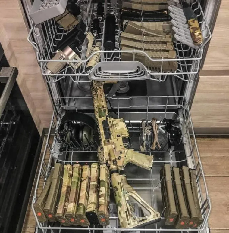 KAKO SE ZABAVLJA U VOJSCI: Red seksepilnih časnica, red ludih i razuzdanih tuluma