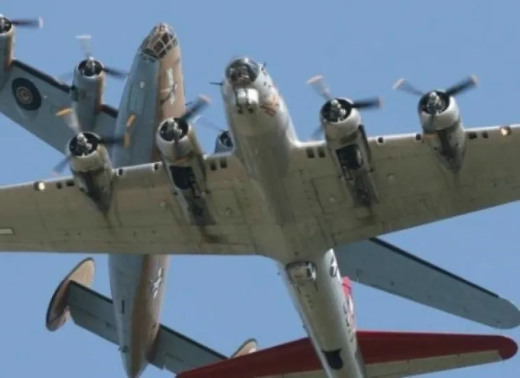 KAKO SE ZABAVLJA U VOJSCI: Red seksepilnih časnica, red ludih i razuzdanih tuluma