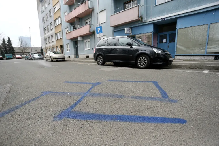 Svastika i ustaška obilježja na Trgu Francuske republike