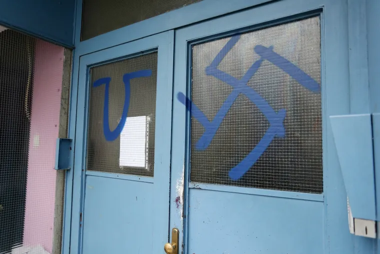 Svastika i ustaška obilježja na Trgu Francuske republike