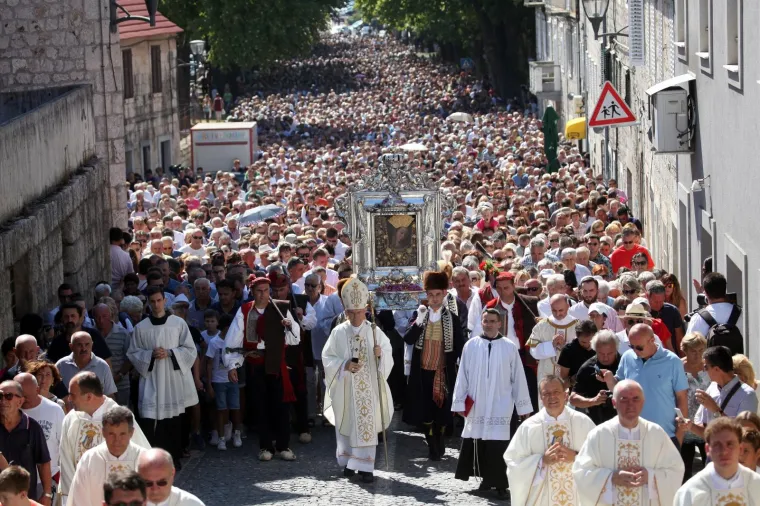 Na blagdan Velike Gospe Vi&scaron;e desetaka tisuća vjernika sudjeluje u svečanoj procesiji koja je u srijedu prije podne krenula iz Gospina sveti&scaron;ta u Sinju, procesiju predvodi nadbiskup splitsko-makarski mons. Marin Bari&scaron;ić koji će služiti i blagdansko misno slavlje u Gospinu sveti&scaron;u.