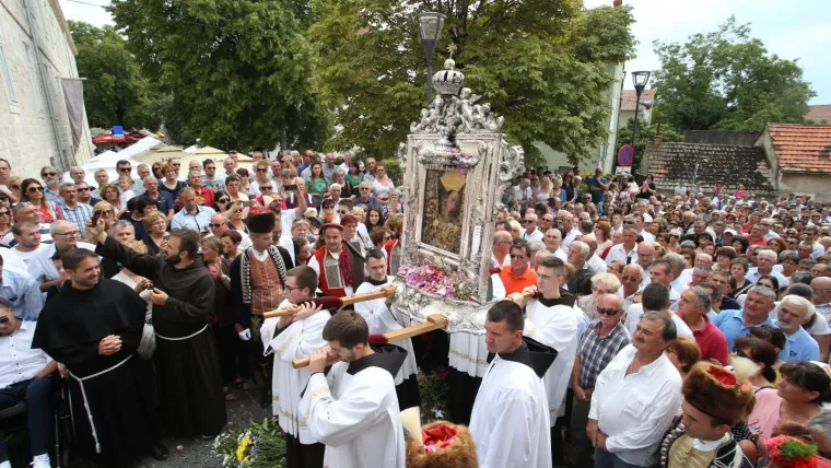 Na blagdan Velike Gospe Vi&scaron;e desetaka tisuća vjernika sudjeluje u svečanoj procesiji koja je u srijedu prije podne krenula iz Gospina sveti&scaron;ta u Sinju, procesiju predvodi nadbiskup splitsko-makarski mons. Marin Bari&scaron;ić koji će služiti i blagdansko misno slavlje u Gospinu sveti&scaron;u.