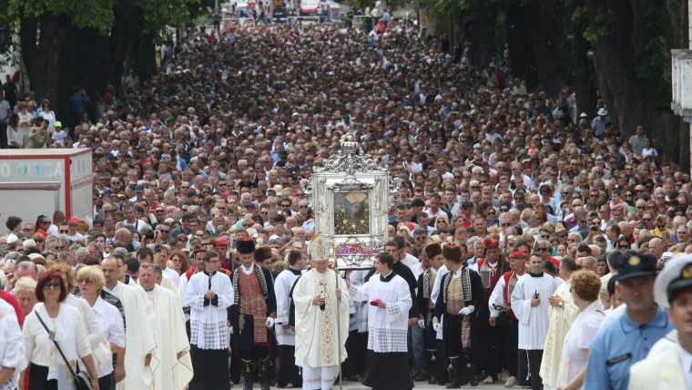 Na blagdan Velike Gospe Vi&scaron;e desetaka tisuća vjernika sudjeluje u svečanoj procesiji koja je u srijedu prije podne krenula iz Gospina sveti&scaron;ta u Sinju, procesiju predvodi nadbiskup splitsko-makarski mons. Marin Bari&scaron;ić koji će služiti i blagdansko misno slavlje u Gospinu sveti&scaron;u.