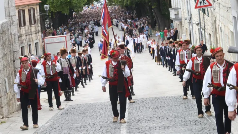 Na blagdan Velike Gospe Vi&scaron;e desetaka tisuća vjernika sudjeluje u svečanoj procesiji koja je u srijedu prije podne krenula iz Gospina sveti&scaron;ta u Sinju, procesiju predvodi nadbiskup splitsko-makarski mons. Marin Bari&scaron;ić koji će služiti i blagdansko misno slavlje u Gospinu sveti&scaron;u.