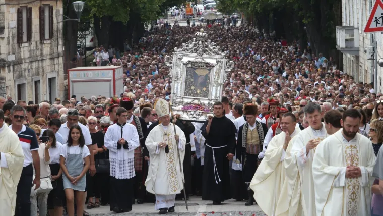 Na blagdan Velike Gospe Vi&scaron;e desetaka tisuća vjernika sudjeluje u svečanoj procesiji koja je u srijedu prije podne krenula iz Gospina sveti&scaron;ta u Sinju, procesiju predvodi nadbiskup splitsko-makarski mons. Marin Bari&scaron;ić koji će služiti i blagdansko misno slavlje u Gospinu sveti&scaron;u.