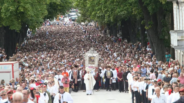 Na blagdan Velike Gospe Vi&scaron;e desetaka tisuća vjernika sudjeluje u svečanoj procesiji koja je u srijedu prije podne krenula iz Gospina sveti&scaron;ta u Sinju, procesiju predvodi nadbiskup splitsko-makarski mons. Marin Bari&scaron;ić koji će služiti i blagdansko misno slavlje u Gospinu sveti&scaron;u.