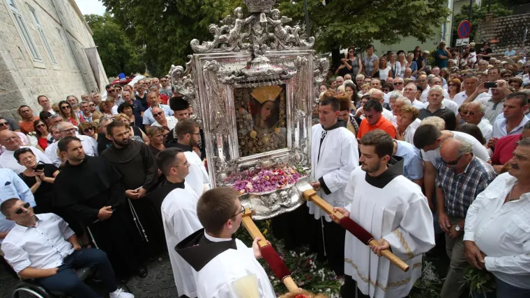 Na blagdan Velike Gospe Vi&scaron;e desetaka tisuća vjernika sudjeluje u svečanoj procesiji koja je u srijedu prije podne krenula iz Gospina sveti&scaron;ta u Sinju, procesiju predvodi nadbiskup splitsko-makarski mons. Marin Bari&scaron;ić koji će služiti i blagdansko misno slavlje u Gospinu sveti&scaron;u.