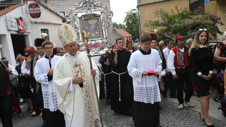 Na blagdan Velike Gospe Vi&scaron;e desetaka tisuća vjernika sudjeluje u svečanoj procesiji koja je u srijedu prije podne krenula iz Gospina sveti&scaron;ta u Sinju, procesiju predvodi nadbiskup splitsko-makarski mons. Marin Bari&scaron;ić koji će služiti i blagdansko misno slavlje u Gospinu sveti&scaron;u.