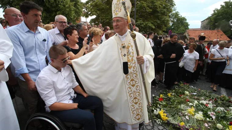 Na blagdan Velike Gospe Vi&scaron;e desetaka tisuća vjernika sudjeluje u svečanoj procesiji koja je u srijedu prije podne krenula iz Gospina sveti&scaron;ta u Sinju, procesiju predvodi nadbiskup splitsko-makarski mons. Marin Bari&scaron;ić koji će služiti i blagdansko misno slavlje u Gospinu sveti&scaron;u.