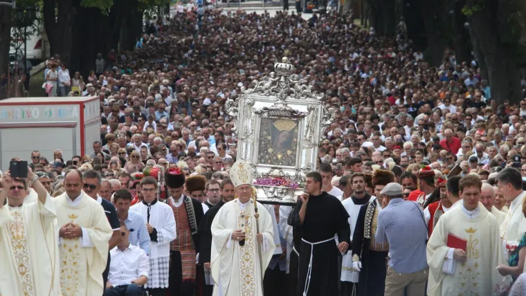 Na blagdan Velike Gospe Vi&scaron;e desetaka tisuća vjernika sudjeluje u svečanoj procesiji koja je u srijedu prije podne krenula iz Gospina sveti&scaron;ta u Sinju, procesiju predvodi nadbiskup splitsko-makarski mons. Marin Bari&scaron;ić koji će služiti i blagdansko misno slavlje u Gospinu sveti&scaron;u.